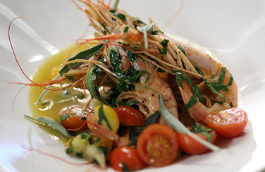 Тунец с яйцом пашот